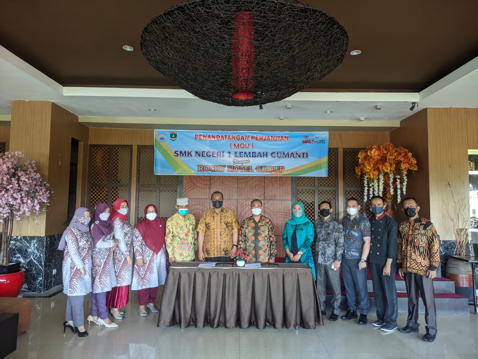 Foto Bersama Kepala Sekolah,Pengawas Sekolah Dan Pihak DUDIKA Grand Rocky Hotel Bukit Tinggi